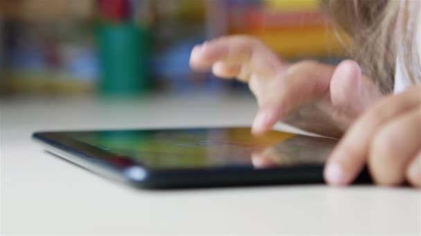 Criança brincando com tablet. — Vídeo de Stock