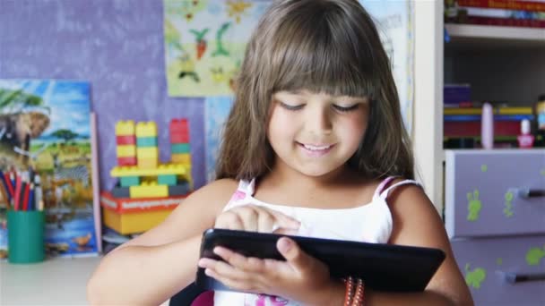 Chica jugando el juego en su computadora tableta . — Vídeo de stock