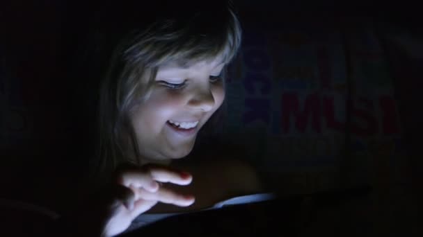 Portrait d'un enfant utilisant un ordinateur dans la nuit . — Video