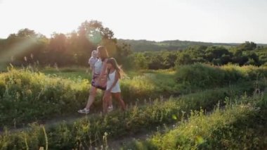 İki çocuklu mutlu genç anne.