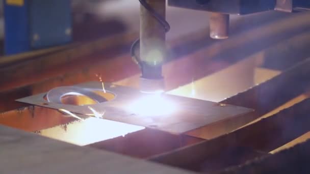 Plasma machine cuts the circle in sheet metal — Stock Video