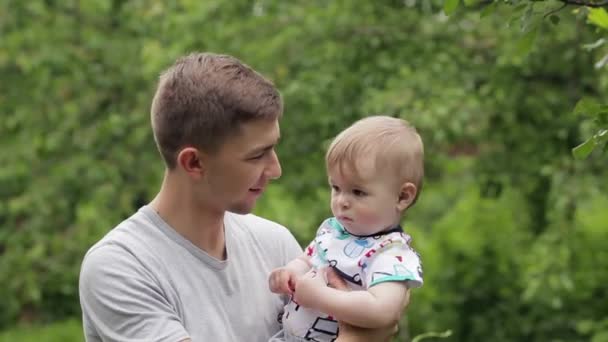 Молодой отец с сыном изображали друг друга иконами настроения . — стоковое видео
