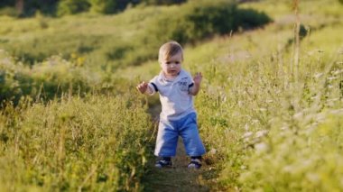 Bebek ilk adımları tereddütle yapar.