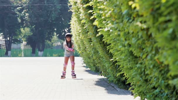 魅力的な若い女の子がローラー スケートに乗って。スローモーション. — ストック動画