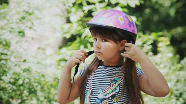 Menina se preparando para andar de patins . — Vídeo de Stock