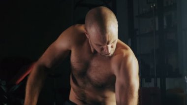 Güçlü adam ağır ağırlık kaldırma.