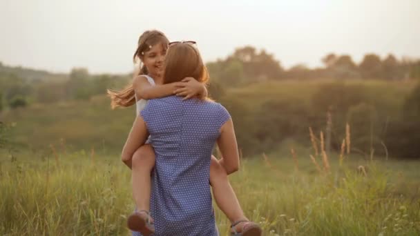 Duas irmãs na natureza. Irmãs se divertindo ao pôr do sol . — Vídeo de Stock