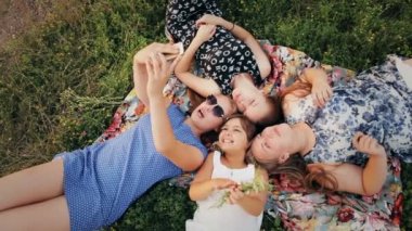 Genç Kız parkta arkasında yatan dinlenme.