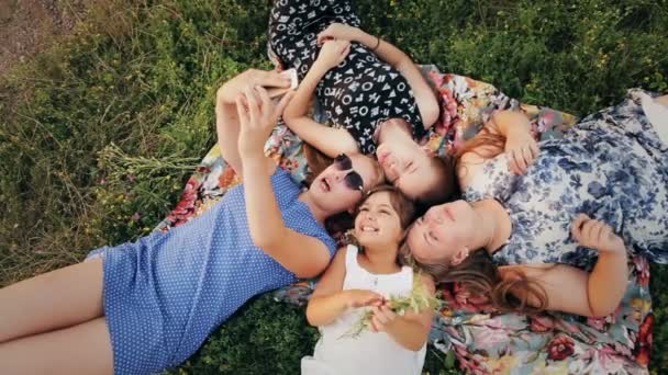 Young girl resting in the park lying on the back. — Stock Video