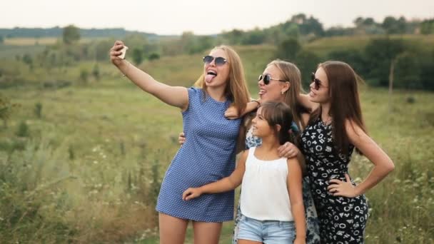 Cuatro hermanas en la naturaleza . — Vídeos de Stock