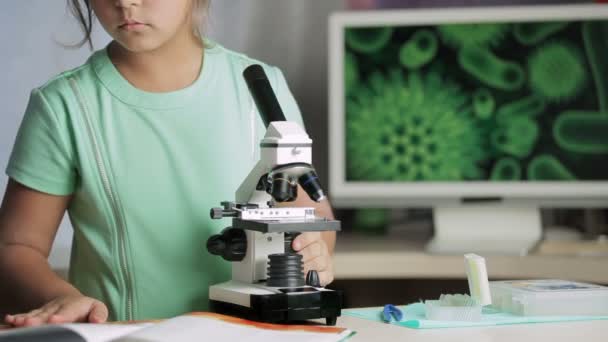 Écolière faisant des devoirs sur la biologie de la maison — Video