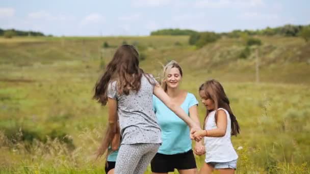 Щаслива сім'я розважається на відкритому повітрі влітку . — стокове відео