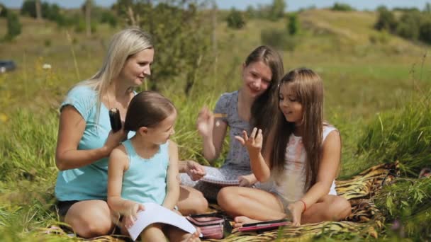 Familia descansando en la naturaleza en el verano . — Vídeos de Stock