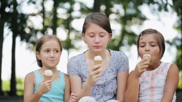 tři děti jíst zmrzlinu v vafle kužel