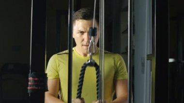 Jimnastik salonu kas tren.