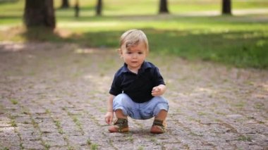 Küçük çocuğun ayak stomp Kaldırıma park taştan yapılmış.