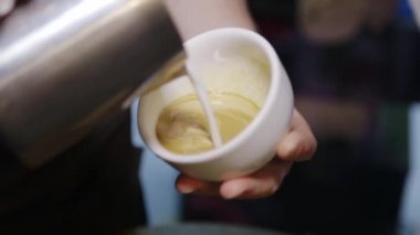 Kahve ya da kapuçino yüzey üzerinde süt etkisi