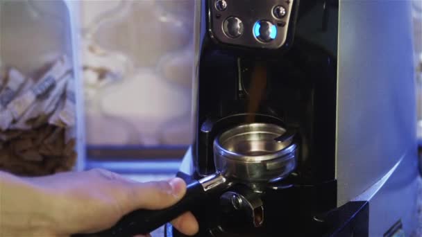 Barista bereitet Kaffee zu, mahlt geröstete Kaffeebohnen. — Stockvideo