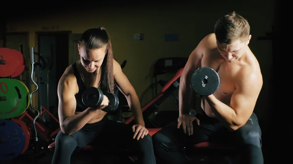 Erkek ve kadın kolları spor salonunda çalışma.