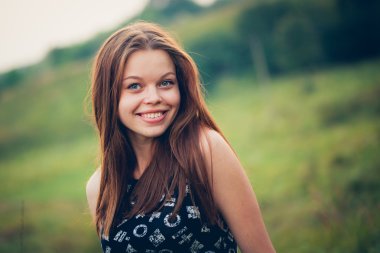 uzun saçlı güzel genç esmer kadın.