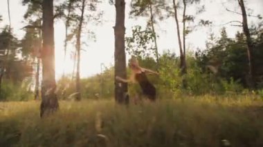 Gün batımında siyahlı kız engelleri ne olursa olsun ormana çalışır..