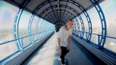 adam bir kaykay gezintisi.