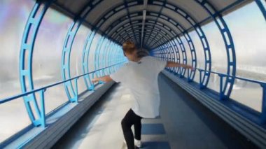 Kameradan uzak yürüyen adam. Adam bir kaykay sürmek.