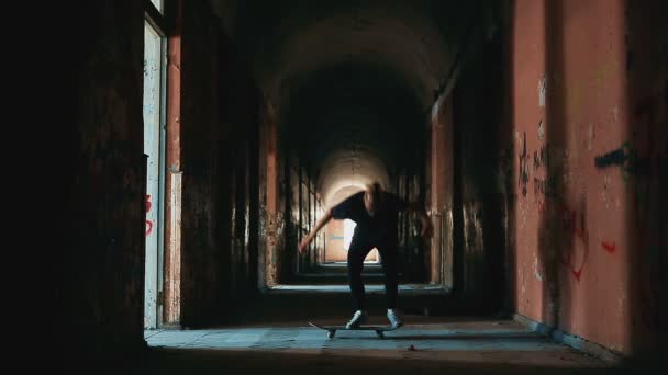 Un type sur un skateboard dans le couloir  