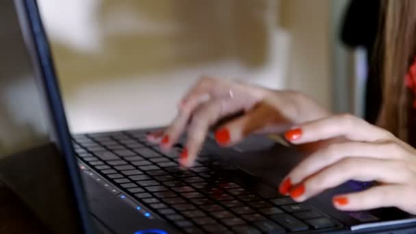Kéz gépelés egy laptop billentyűzeten — Stock videók