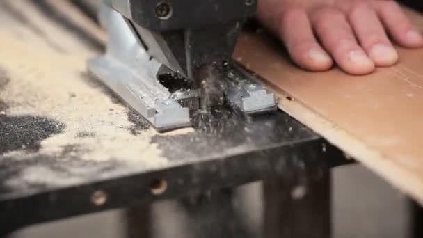 Homme avec un puzzle électrique. Planche à découper . — Video