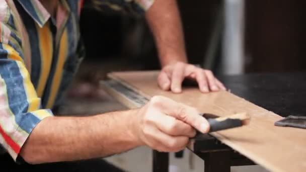 Limpieza esquinas de corte de papel de lija . — Vídeos de Stock