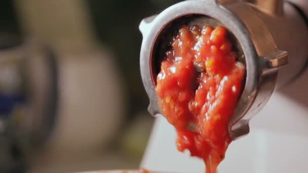 Tomates a través de una picadora de carne — Vídeo de stock