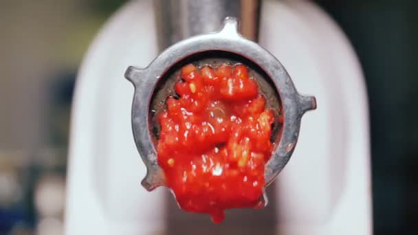 Konzervace. Červená rajčata. Uvnitř. — Stock video