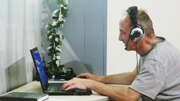 Homem usando computador portátil em casa. — Vídeo de Stock