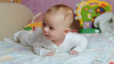 Yeni doğan bebek eğleniyor karnına yalan.