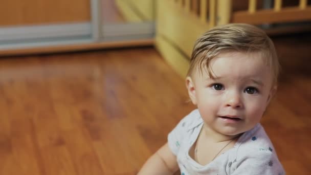 Einjähriges Kind im Zimmer. — Stockvideo