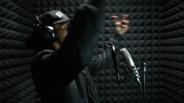 Mixte chanteur de rap masculin enregistrant une voix et chantant sa chanson dans le microphone dans la salle de son studio — Video