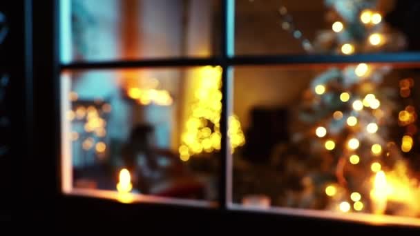 Fond flou de petite fille écrire une lettre au Père Noël près de l'arbre de Noël au lit, tirer par la fenêtre — Video