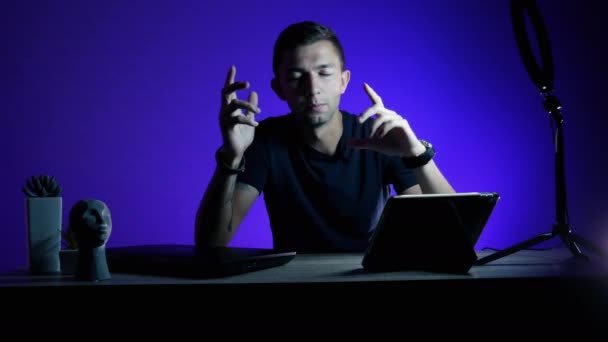 Blogger inspelning yttrande på video för sociala medier med blått ljus på bakgrunden. — Stockvideo