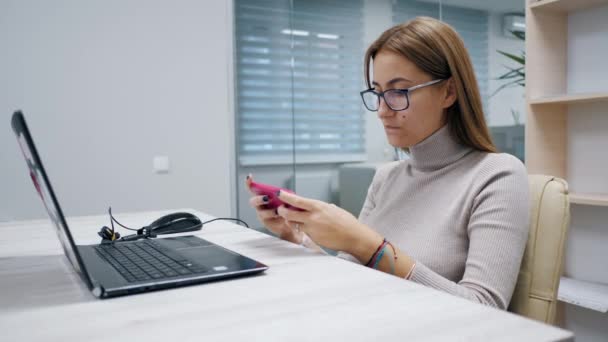 Feliz mulher surpreendida emocionalmente goza de sucesso ou ganhar na loteria online móvel, ou jogo no escritório — Vídeo de Stock