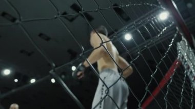 Sekizgen 'deki dövüşten önce bulanık dövüşçü, Kafeste karma dövüş sanatları turnuvası