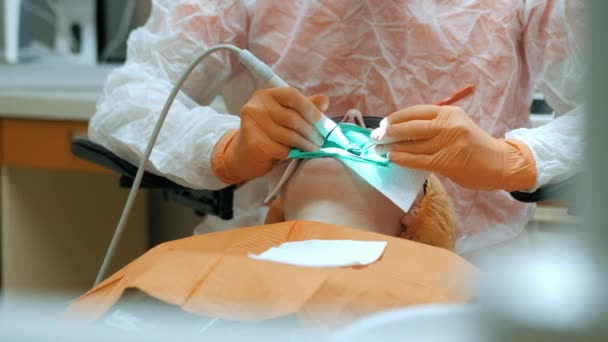 Close-up do procedimento no dentista, tratamento dentário, irreconhecível — Vídeo de Stock