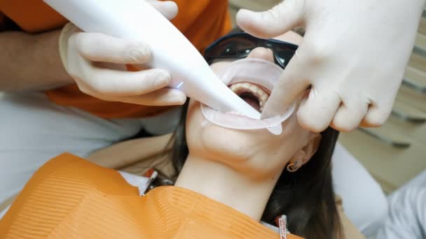 Dokter, tandarts maakt een 3D scan van de tanden van een vrouwelijke patiënt, voor de behandeling — Stockvideo