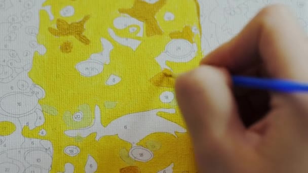 Γυναίκα ζωγραφίζει μια εικόνα με αριθμούς σε καμβά με χρώματα — Αρχείο Βίντεο