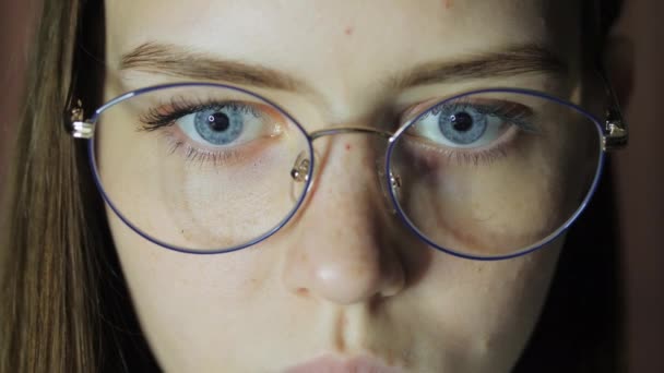 Großaufnahme der Augen eines Teenagers mit Brille blickt auf den Monitor, spielt ein Spiel, liest, studiert — Stockvideo