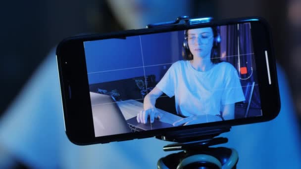 Jovem blogueira menina adolescente gravando uma transmissão ao vivo e transmitir em um jogo de computador tarde da noite — Vídeo de Stock