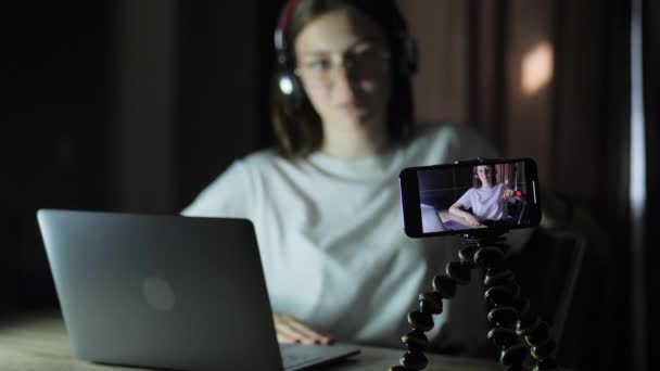 Jong blogger meisje tiener opnemen van een live-uitzending en streamen in een computer spel laat op de avond — Stockvideo