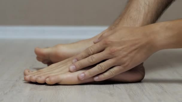 Muž se dotkne své nohy s velkou modřinou, vymknutí a zranění — Stock video