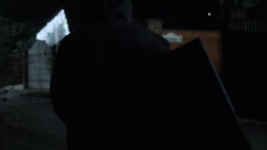 Kar maskeli bir hırsız TV 'yi çalıp gece vakti özel bir sektörde, konakta, güvenlik sisteminde kaçıyor. 