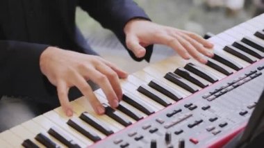 Dijital klavye çalmaya